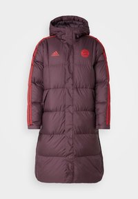 Abrigo tipo puffer burdeos con rayas rojas en las mangas, diseño con capucha, textura acolchada, que presenta el logo de Adidas y el emblema del Bayern de Múnich.