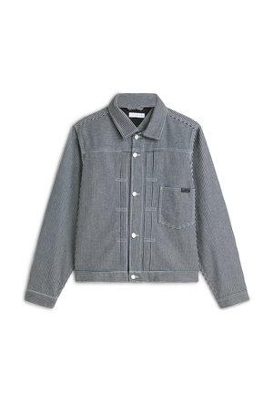 Heren lange mouw button-up jas met zwarte en witte dunne verticale strepen en een enkele borstzak aan de linkerkant.