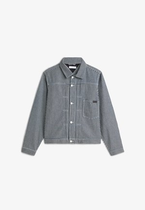 Heren lange mouw button-up jas met zwarte en witte dunne verticale strepen en een enkele borstzak aan de linkerkant.
