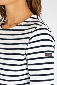 Stribet langærmet skjorte i hvid og navy. Blødt stof, båd-udskæring. Har et lille logo-patch på den højre ærme.