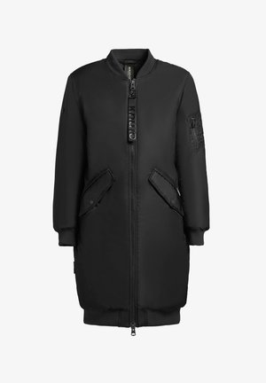 Sort bomberjakke med lynlås foran, ribbede manchetter, to frontlommer og en ekstra lynlås-lomme på venstre ærme. Glat, polstret tekstur.