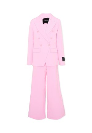 Blazer doppiopetto rosa chiaro con pantaloni a gamba larga abbinati, caratterizzati da dettagli con bottoni e tasche con patta sul blazer.