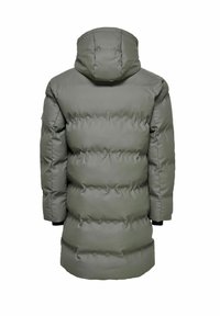 Parka matelassée en vert olive avec capuche. Comprend une texture matelassée, des poignets côtelés et un design longueur genou. Matériau lisse et brillant.