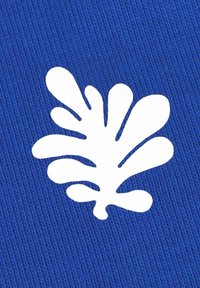 Blauwe stof met een gestructureerde afwerking, voorzien van een opvallend wit bladsilhouetontwerp in het midden.