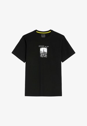 Czarny bawełniany t-shirt z grafiką, z okrągłym dekoltem, krótkimi rękawami i centralnym czarno-białym widokiem miejskim. Z akcentem żółtego dekoltu.