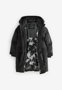Veste rembourrée noire avec capuche, dotée d'une doublure marbrée blanche contrastante, de poches zippées et de poignets texturés. Tissu durable et résistant aux intempéries.