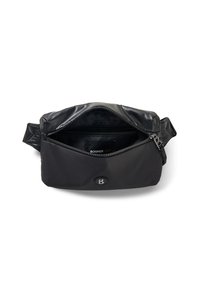 Bolsa de nylon negra con abertura con cremallera, que presenta un acabado mate suave, un bolsillo interno y un acento de logo en la parte frontal.