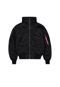 Veste bomber noire avec fermeture éclair, col montant, poches latérales et une poche zippée à accent rouge sur la manche gauche. Texture lisse et brillante.