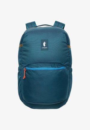 Türkiser Rucksack mit einer Frontreißverschlusstasche, orangefarbenem Reißverschlussanhänger und braunen Akzenten. Texturiertes Material mit einem Logo, das ein stilisiertes Tier zeigt.