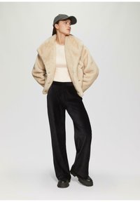 QS SCHMALES MIT DETAIL AM AUSSCHNITT - Longsleeve - beige