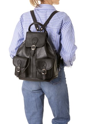 Sac à dos en cuir noir avec un rabat supérieur, quincaillerie en argent et deux poches avant. Bretelles réglables et surface texturée.