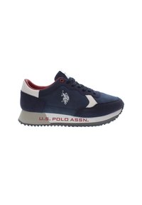 Sneaker in suede blu navy con accenti bianchi e rossi, caratterizzato da un logo prominente, punta rotonda e suola in gomma testurizzata.
