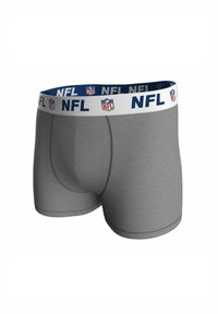 Bóxer ajustados para hombres en color gris con una cinturilla blanca que presenta el texto "NFL" en azul y logotipos de la NFL en rojo, blanco y azul.