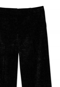 Pantaloni neri in tessuto di velluto a trama, gamba dritta e vita a mezzo altezza. Nessuna ferramenta o accenti aggiuntivi visibili.