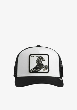 Schwarz-weiße Trucker-Kappe mit einem Aufnäher, der einen aufbäumenden schwarzen Hengst zeigt und darüber das Wort „STALLION“.