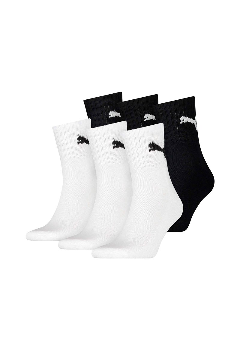 Vier Paare Crew-Socken: zwei weiße mit schwarzen Logos und zwei schwarze mit weißen Logos. Rippbündchen; glatte Textur; sportlicher Stil.