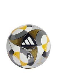 Adidas replika mini nogometna lopta s bijelo-crno-žutom bojom s zakrivljenim linijama i akcentom loga. Glatkog, okruglog oblika.