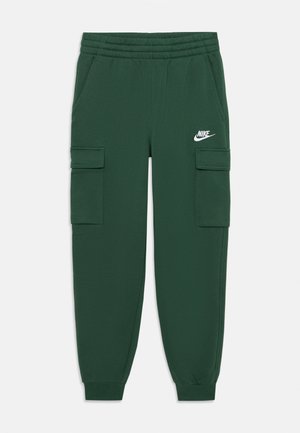 Pantalons cargo verts avec taille élastique, deux poches latérales, deux poches cargo et logo Nike blanc. Tissu doux avec bords côtelés.