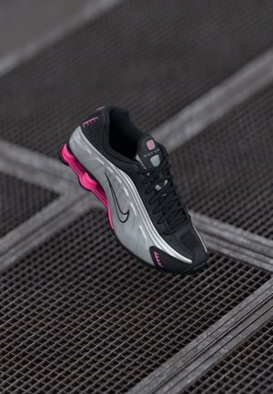 SHOX R4 - Sneakersy niskie