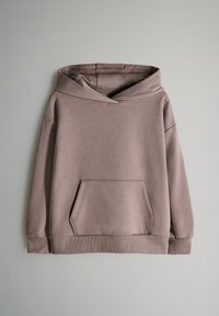 Sudadera malva con capucha amplia y de doble capa, bolsillo frontal tipo canguro, puños y dobladillo acanalados. Fabricada con un tejido suave y texturizado.
