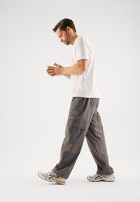 Pier One Cargo trousers - dark grey