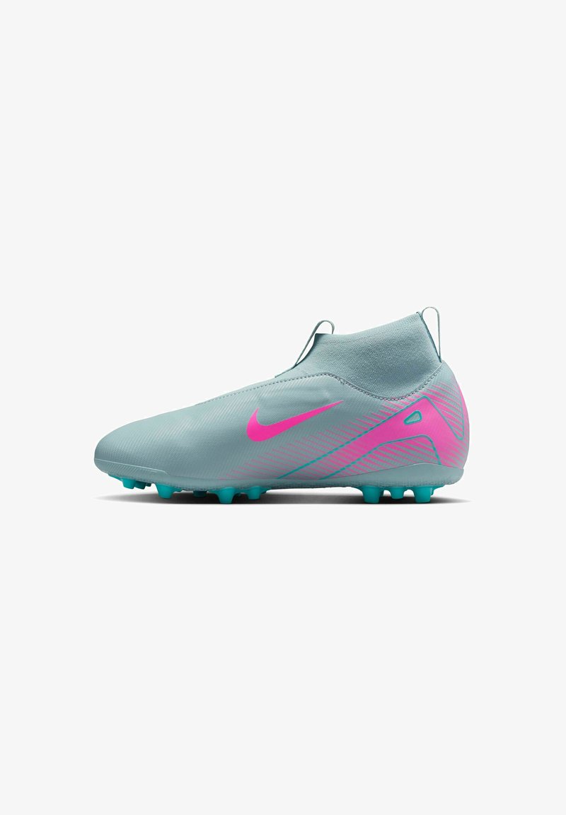 Botas de fútbol Nike en azul claro con acentos en rosa; diseño elegante, parte superior texturizada, cuello alto y tacos en turquesa.