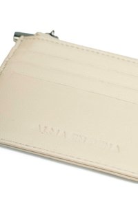 Romige leren kaarthouder met een reliëflogo, meerdere kaartsleuven, een soepele textuur en subtiele stiksels langs de randen.