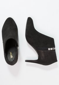 Stivaletti neri con tacco, realizzati in suede e rete testurizzata, con cerniera laterale e punta affusolata.