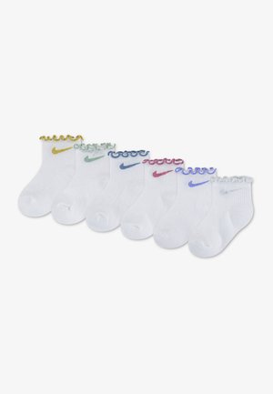 Sept paires de chaussettes blanches chevilles avec des bords froncés de différentes couleurs et logos Nike swoosh assortis sur chaque paire.
