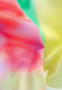Tessuto multicolore con tonalità sfumate di rosa, verde e giallo. Texture morbida con una finitura liscia e leggermente lucida.