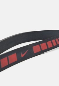 Nike Performance PRO RESISTANCE BAND MEDIUM BIS 18KG UNISEX - Borraccia - black/lt crimson