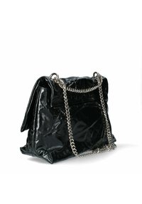 Borsa a tracolla in pelle sintetica nera con superficie texturizzata, dotata di una catena in metallo argentato e design a pattina.