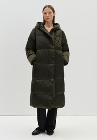 Lange, met een capuchon gevoerde pufferjas in donkergroen, met doorgestikte delen, drukkers en zijzakken. Glad, waterafstotend materiaal.