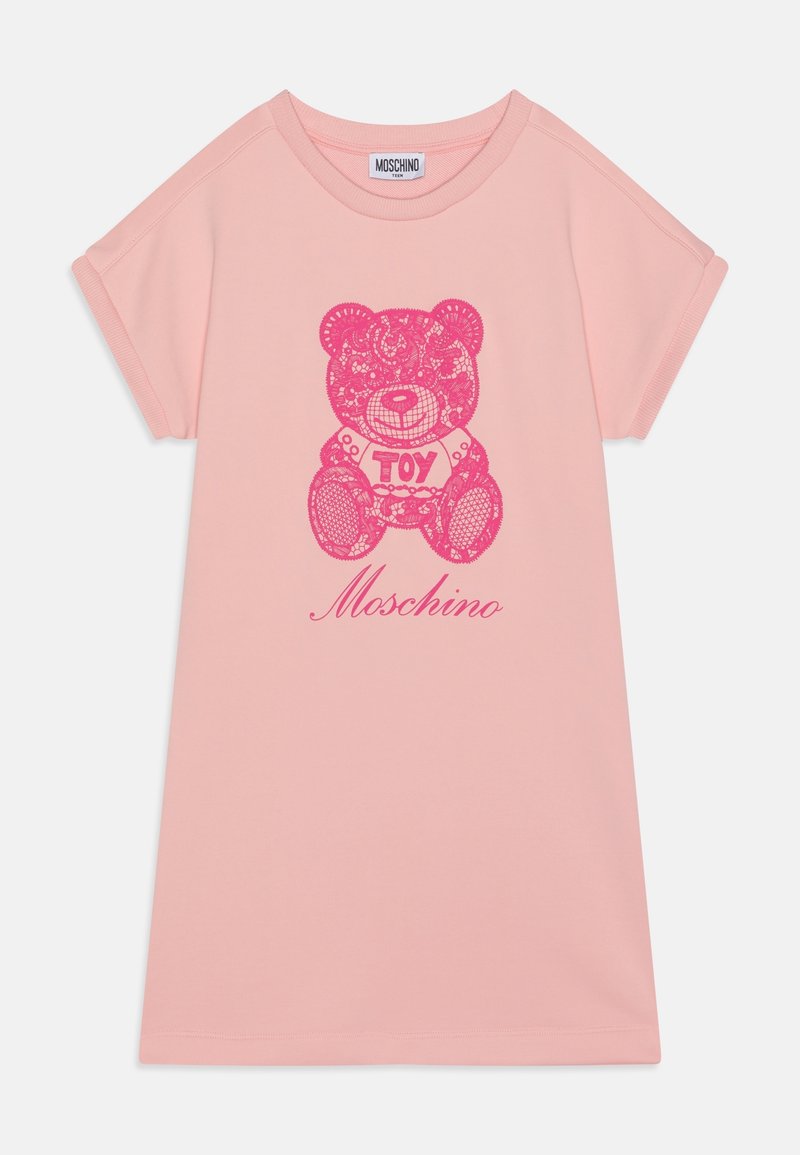 Robe rose à manches courtes avec un ourson en dentelle rose vif tenant une chemise sur laquelle est écrit "TOY" et "Moschino" en dessous.