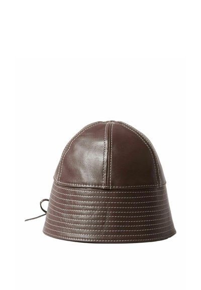 Cappello a secchiello in pelle marrone con una parte superiore arrotondata, cuciture a vista e una consistenza morbida, dotato di un legaccio regolabile sul retro.