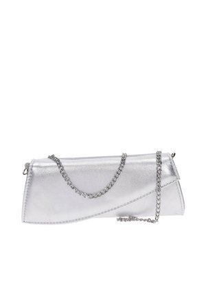 Bolso de mano metálico plateado con una solapa curva y una correa de cadena plateada colocada sobre él sobre un fondo blanco.