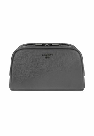 Musta teksturoidusta nahasta valmistettu toilettilaukku, jossa on kaksi vetoketjullista lokeroa ja etuosassa kohokuvioitu "CERRUTI 1881" -logo.