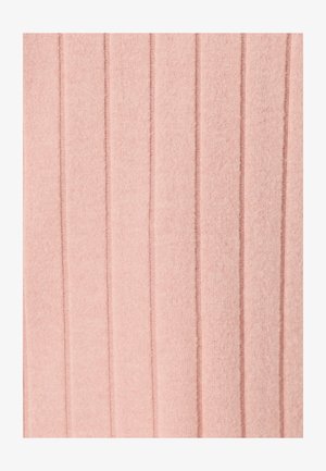 Tela de punto rosa claro con textura acanalada vertical y costuras definidas, que crean un aspecto suave y estructurado.