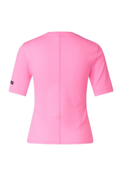 Kräftig leuchtend pinkes, kurzärmeliges Ripphemd mit tailliertem Schnitt und einem kleinen schwarzen Etikett am linken Ärmel, von hinten gezeigt.