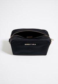 Sort nylon rektangulært taske med guld lynlåse og branding "BIMBA Y LOLA" på forsiden. Åben top afslører et rummeligt indre.