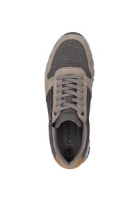 Šedé tenisky s kombinací semiše a síťoviny, kulatou špičkou, šněrovacím uzavřením a bočním zipem. Texturovaná stélka a kontrastní hnědý akcent.