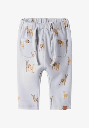 Lichtblauwe broek van zacht materiaal, met een patroon van bruine herten. Met twee voorzakken met knopen en een elastische tailleband.