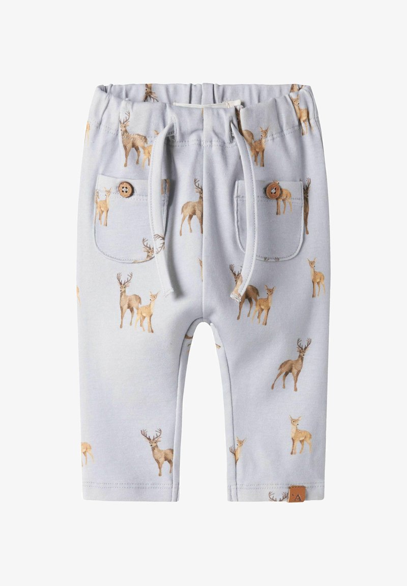 Lichtblauwe broek van zacht materiaal, met een patroon van bruine herten. Met twee voorzakken met knopen en een elastische tailleband.
