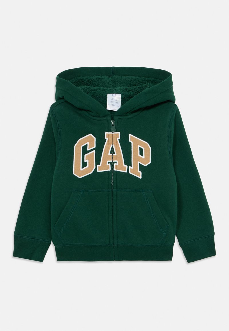 Donkergroene fleece-voering capuchontrui met frontrits, kangoeroezak en grote beige "GAP" letters op de borst.
