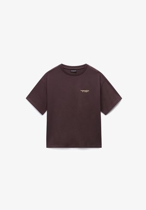 Tumepruun lühikeste varrukatega T-särk ümmarguse kaelusega, vasakul rinnal väike beež "napapijri" logo, valgel taustal.