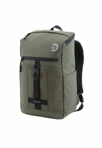 Mochila verde oliva con forma rectangular, fabricada en un material duradero, con un bolsillo frontal con cremallera, panel trasero de malla y correas ajustables.