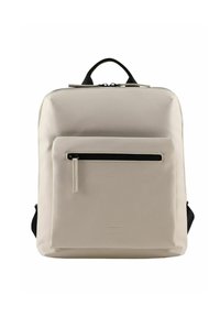 Mochila beige con acabado texturizado, asa superior y acentos negros. Cuenta con un bolsillo frontal con cremallera y un logo en la parte inferior.