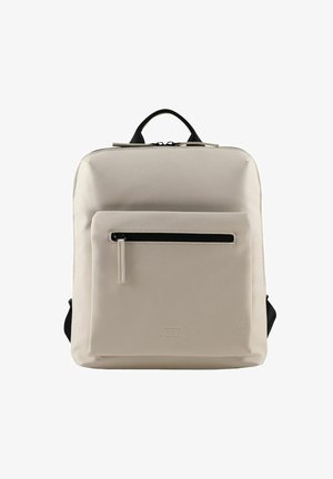 Beiger Rucksack mit strukturiertem Finish, oberem Griff und schwarzen Akzenten. Verfügt über eine frontale Reißverschlusstasche und ein Logo am Boden.