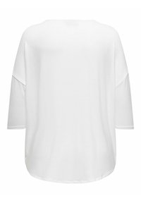Camiseta blanca de corte holgado con mangas tres cuartos, cuello redondo y textura suave. Dobladillo redondeado en la parte posterior, sin patrones o acentos visibles.