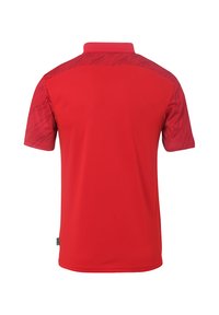 Polo rouge avec un dos uni et des manches à motif texturé, dotée d'un col classique et de manches courtes, fabriquée à partir d'un tissu respirant.